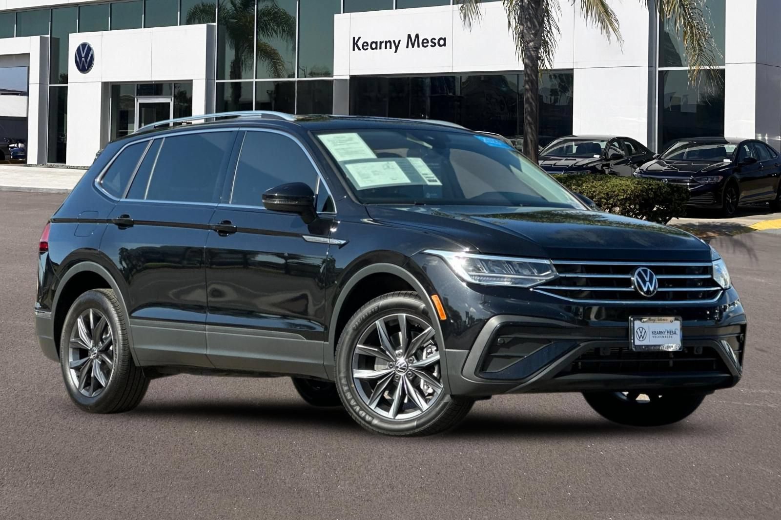 Used 2023 Volkswagen Tiguan SE FWD image 2