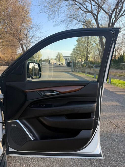 Used 2018 Cadillac Escalade Luxury AWD/4WD image 25