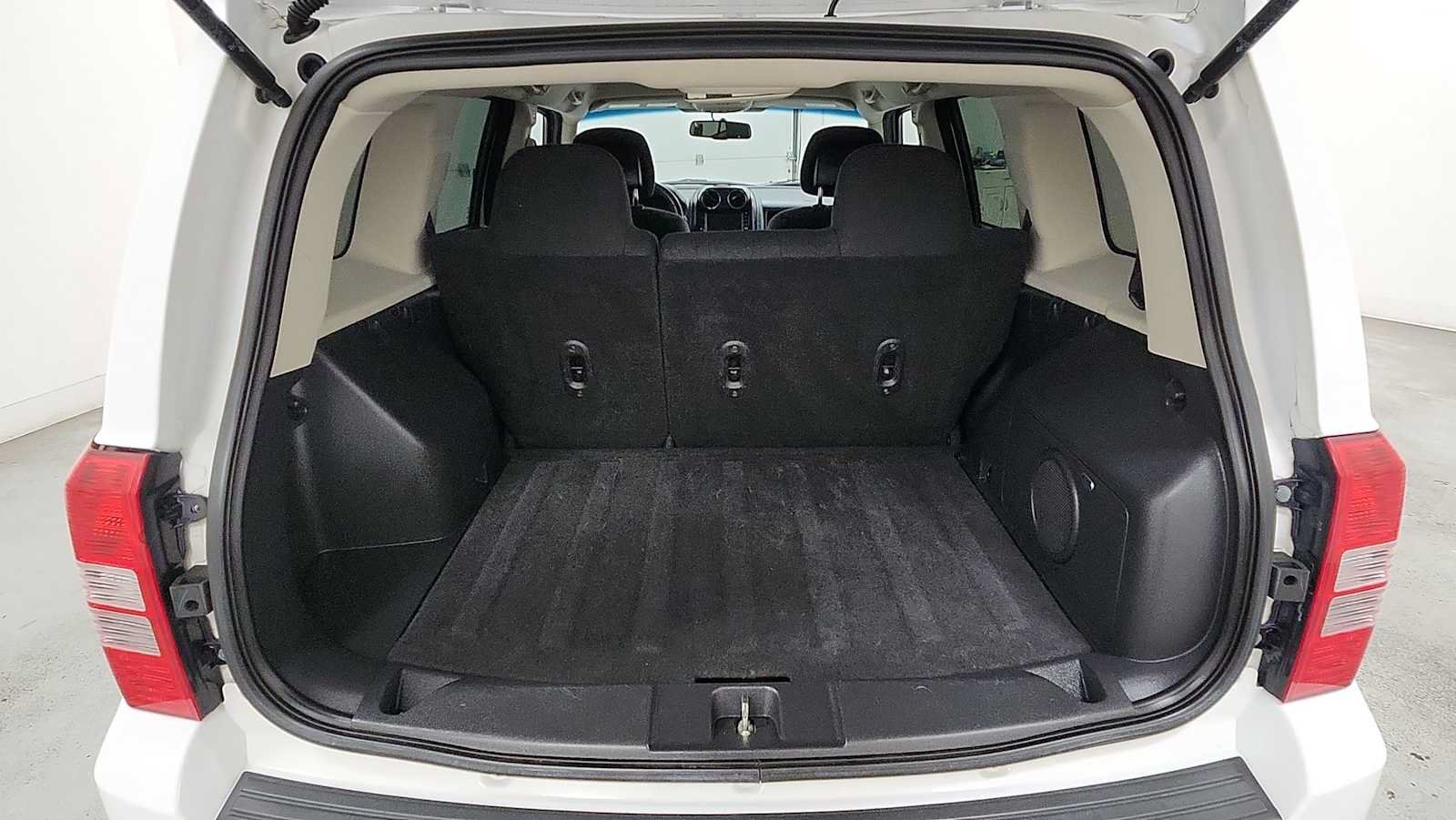 Used 2014 Jeep Patriot Latitude AWD/4WD image 25
