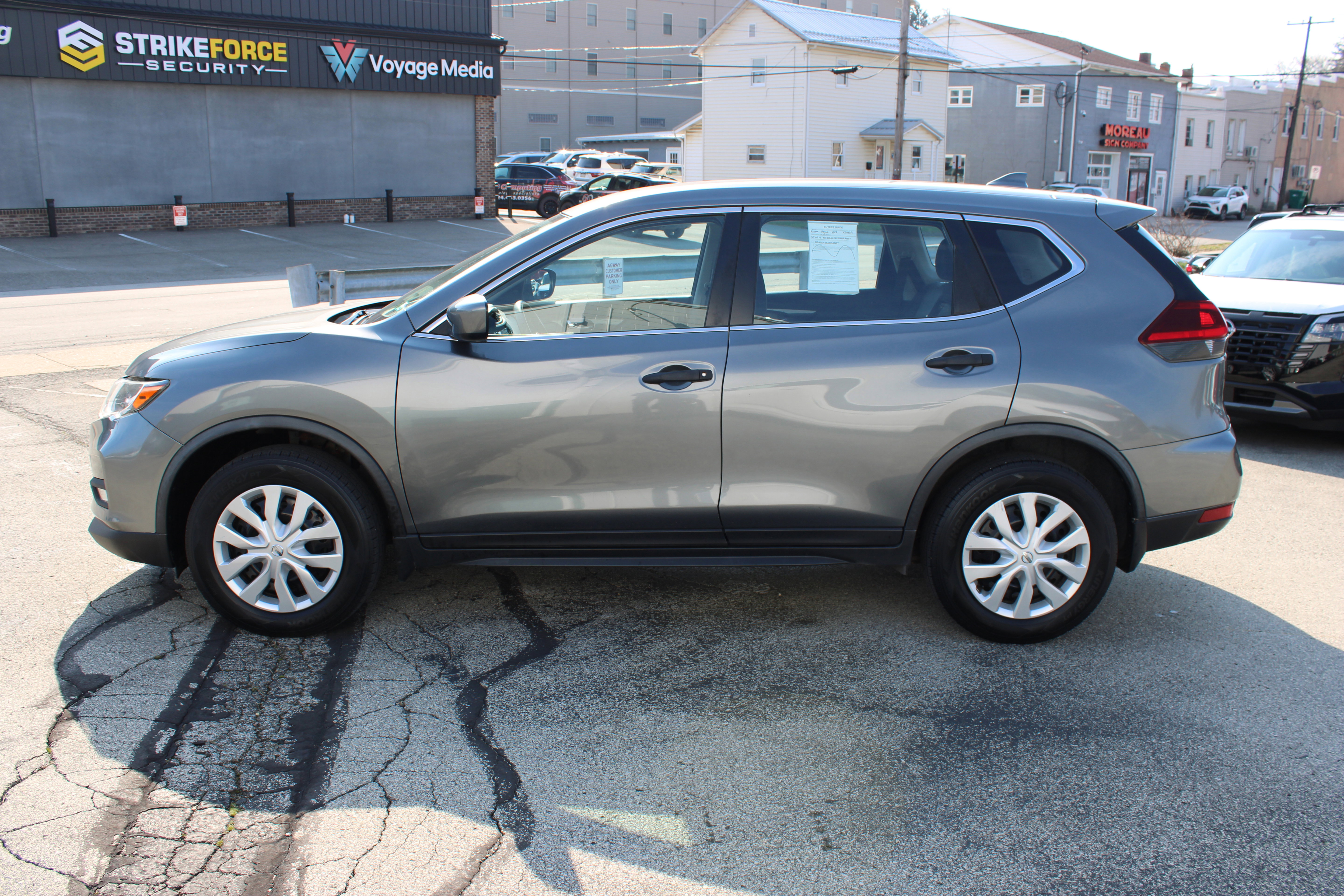 Used 2018 Nissan Rogue S image 2