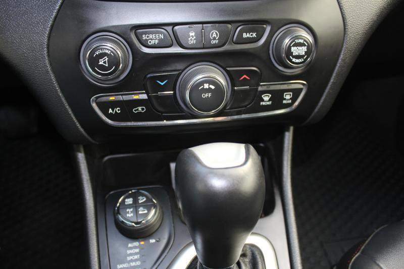 Used 2017 Jeep Cherokee Trailhawk AWD/4WD image 30