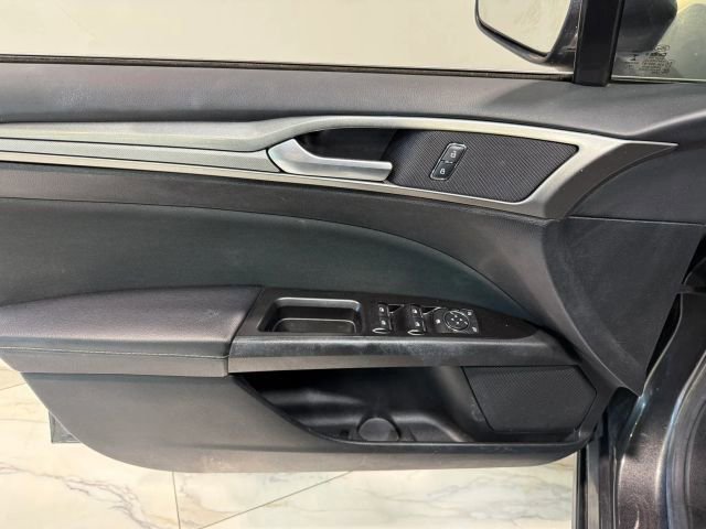 Used 2017 Ford Fusion SE w/ Fusion SE Technology Package FWD image 9