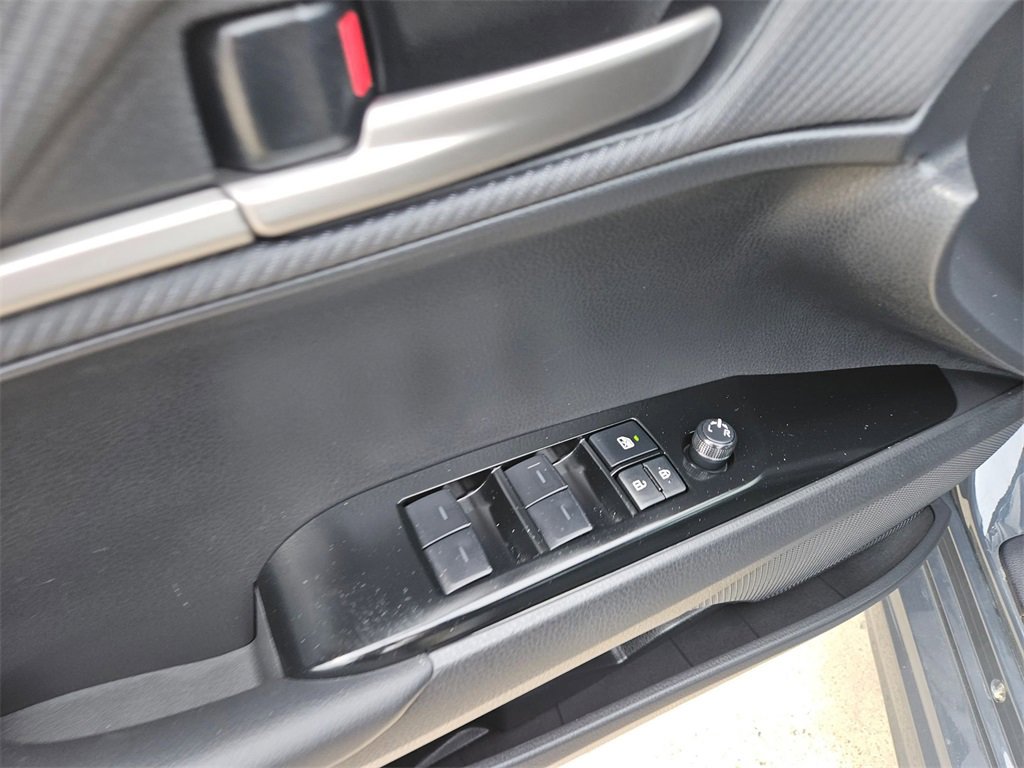 Used 2025 Toyota Camry SE image 15