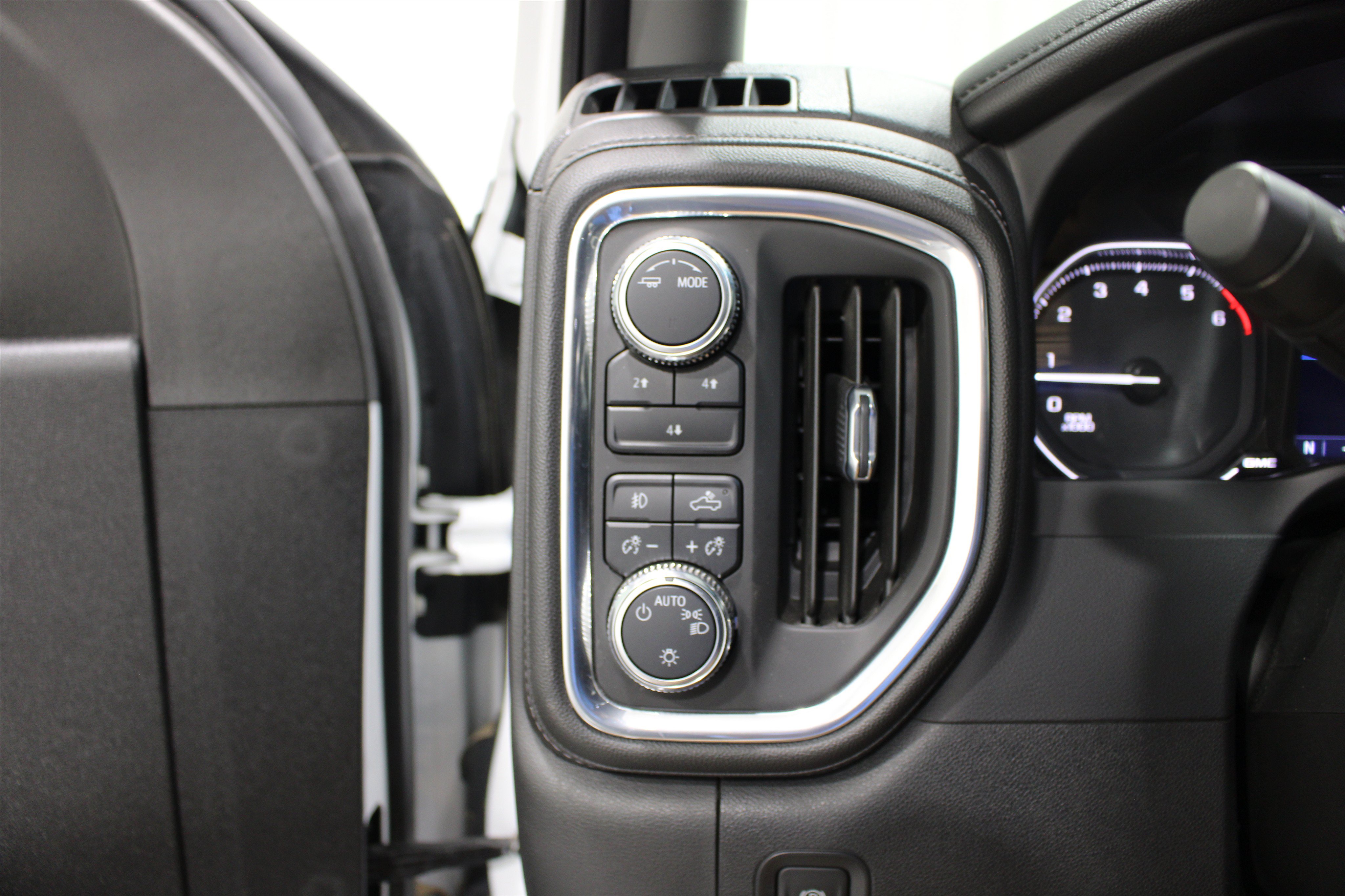 Used 2022 GMC Sierra 2500 SLE w/ SLE Value Package; AWD/4WD image 9