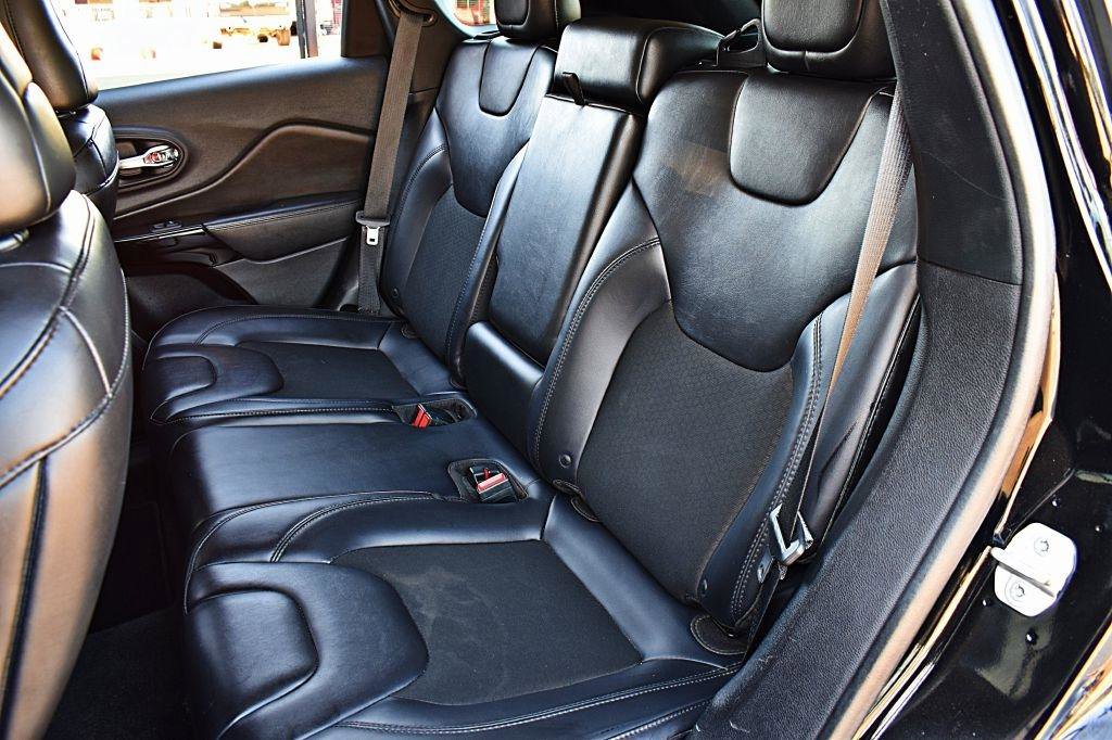 Used 2019 Jeep Cherokee Latitude Plus FWD image 18
