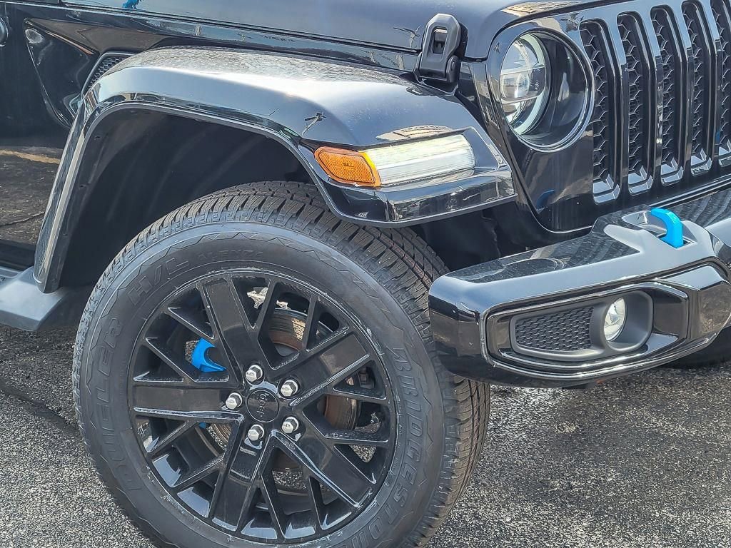 Used 2022 Jeep Wrangler Unlimited Sahara AWD/4WD image 4