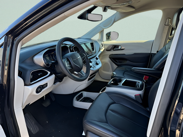 Used 2024 Chrysler Pacifica Touring-L FWD image 3