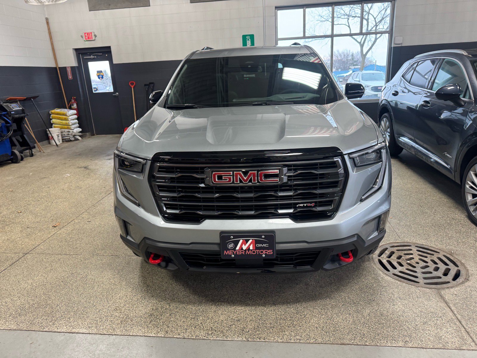 Used 2024 GMC Acadia AT4 w/ Luxury Package image 2