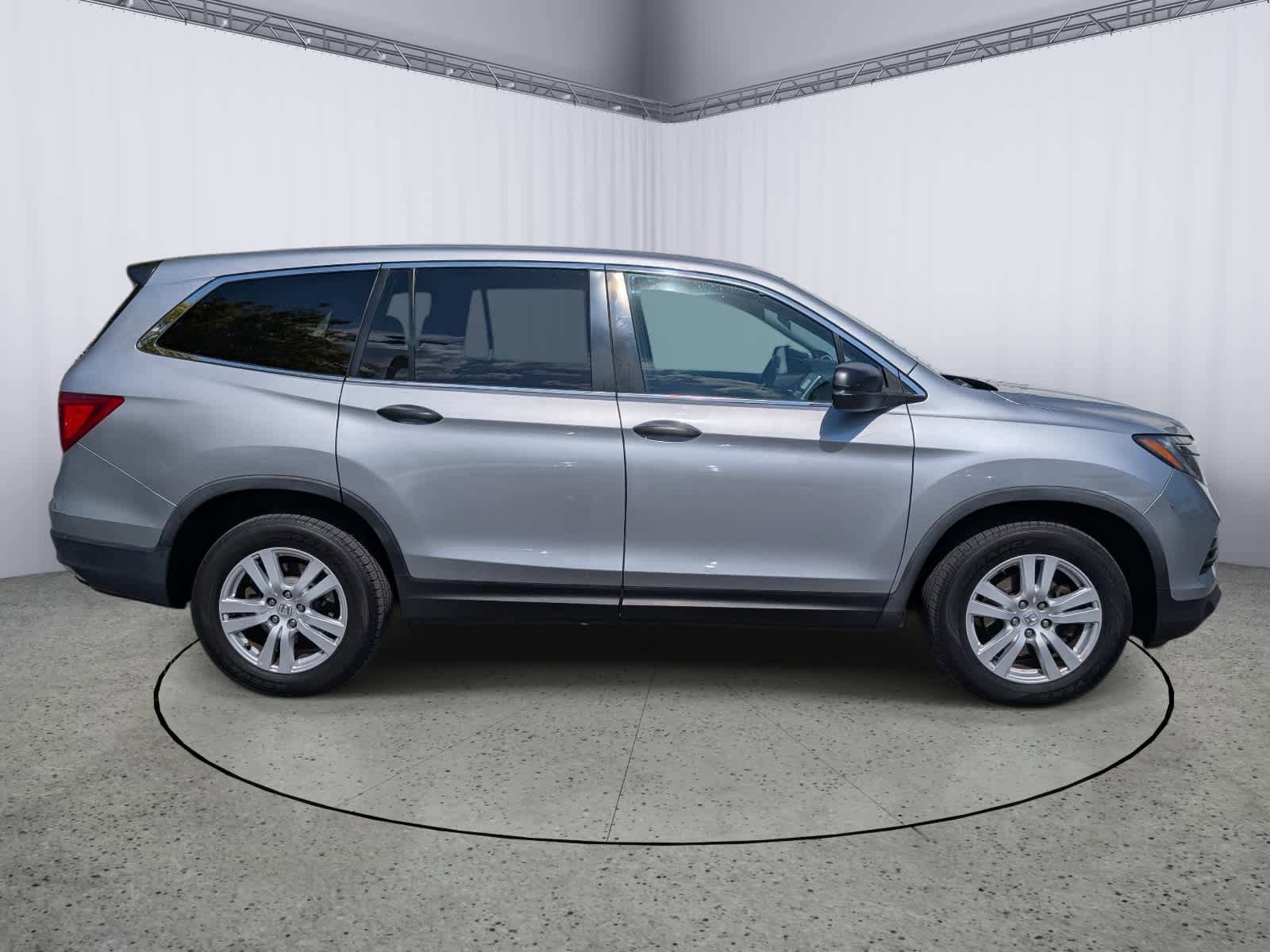 Used 2018 Honda Pilot LX image 2