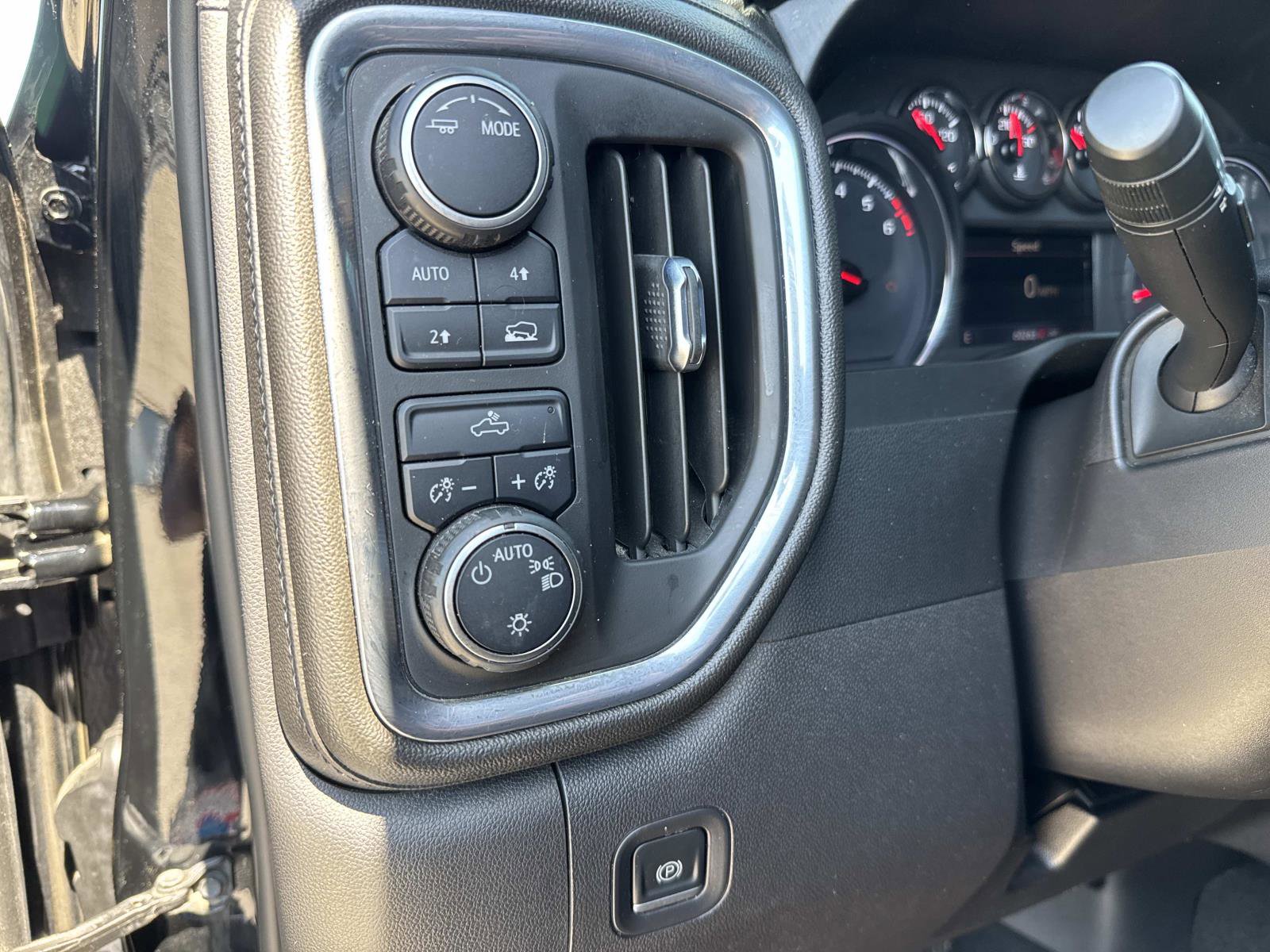 Used 2021 Chevrolet Silverado 1500 LT AWD/4WD image 37