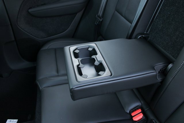 Used 2025 Volvo XC40 B5 Plus image 34