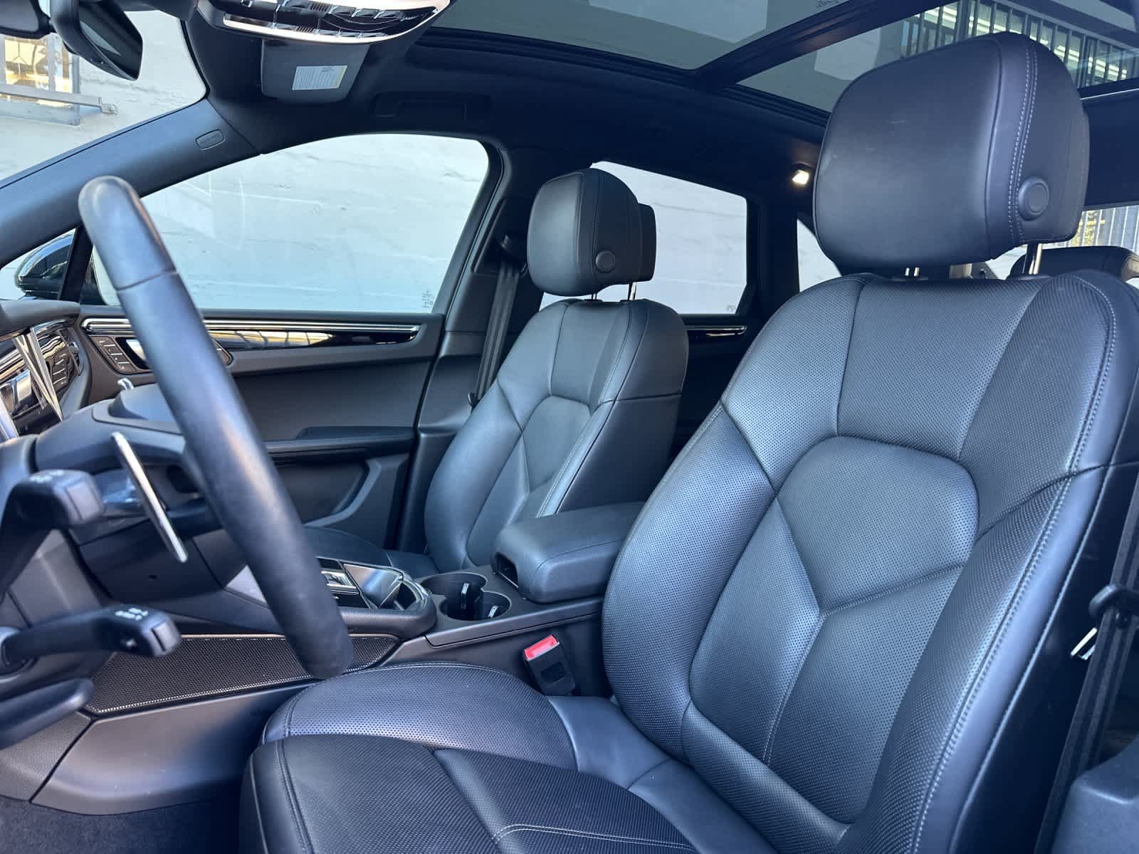 Certified 2025 Porsche Macan AWD/4WD image 5