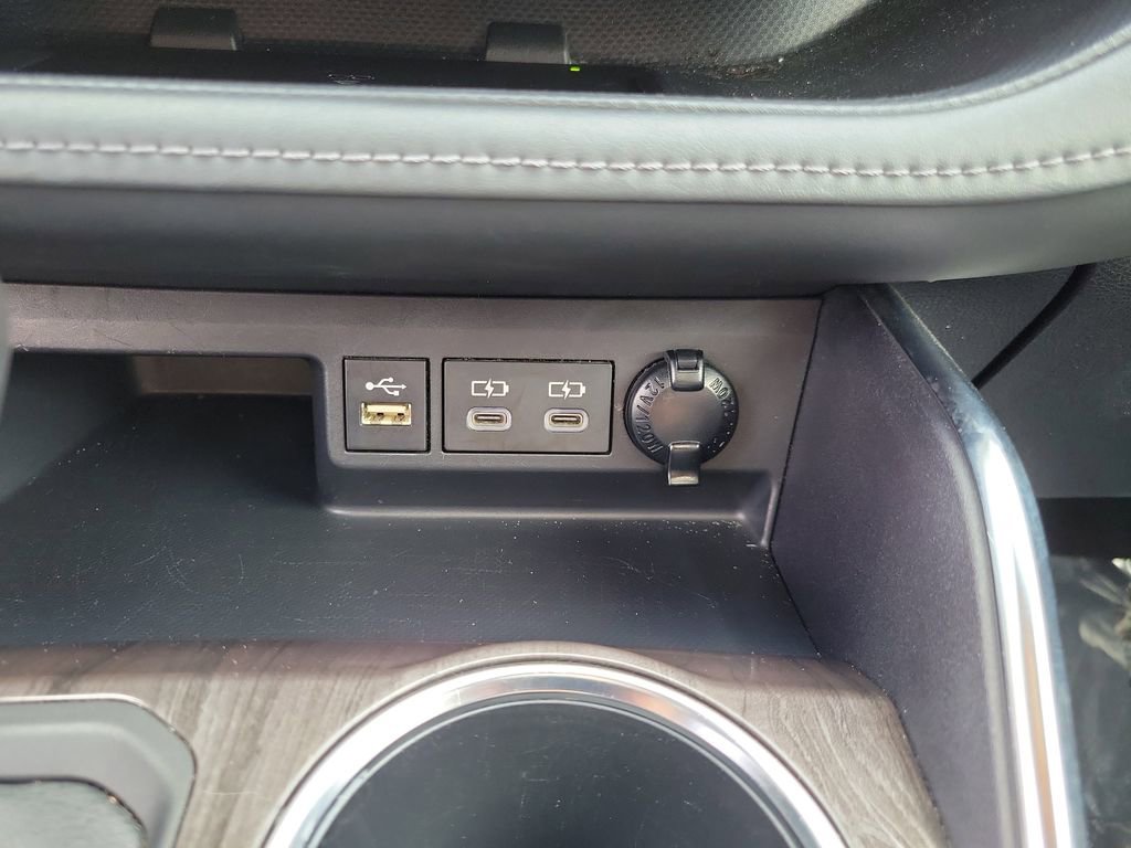 Used 2023 Toyota Highlander Limited image 32