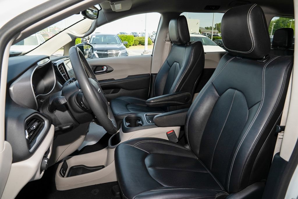 Used 2024 Chrysler Pacifica Touring-L image 11