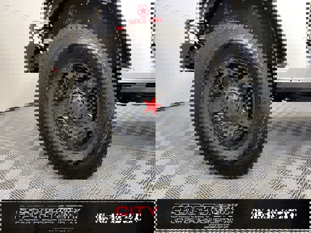 Used 2018 Jeep Wrangler Unlimited Sahara w/ Connectivity Group image 9