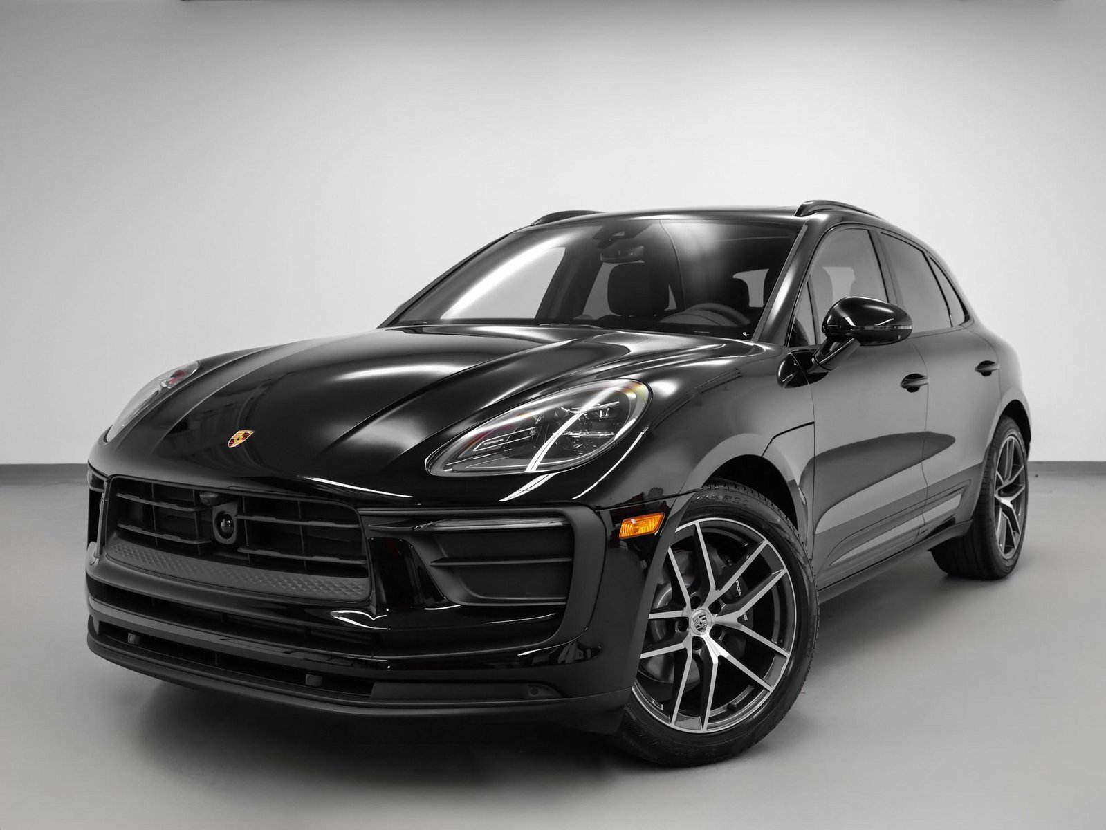 Certified 2025 Porsche Macan image 1