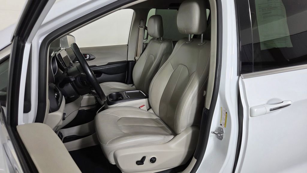 Used 2021 Chrysler Pacifica Touring-L FWD image 15