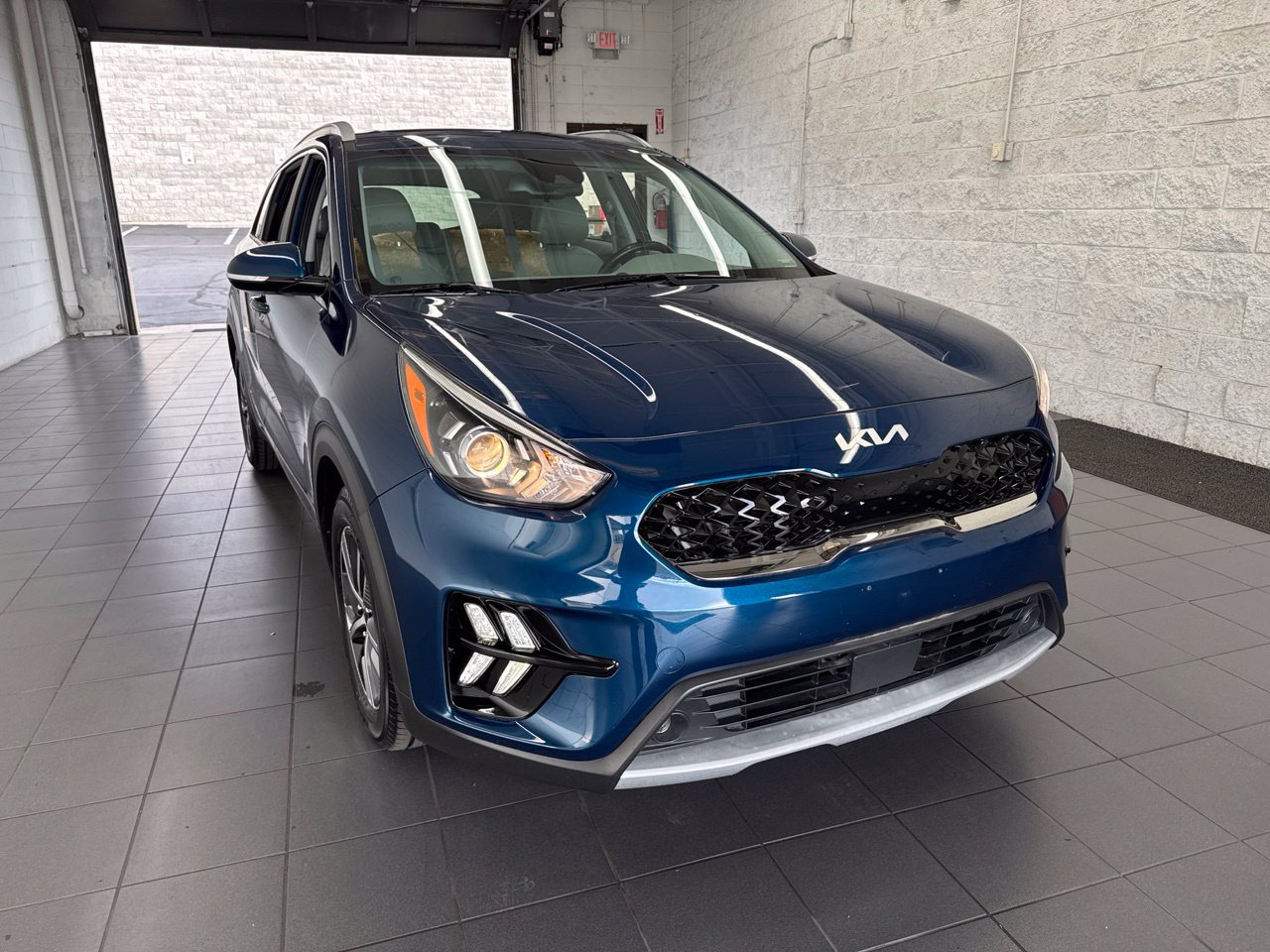 Used 2022 Kia Niro EX Premium FWD image 2