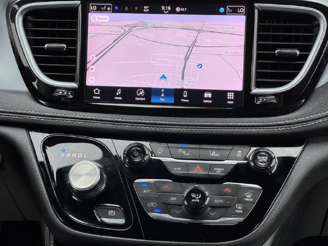 Used 2025 Chrysler Pacifica Limited FWD image 16
