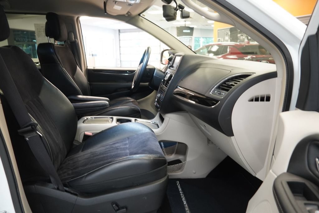 Used 2014 Chrysler Town & Country Touring-L FWD image 36