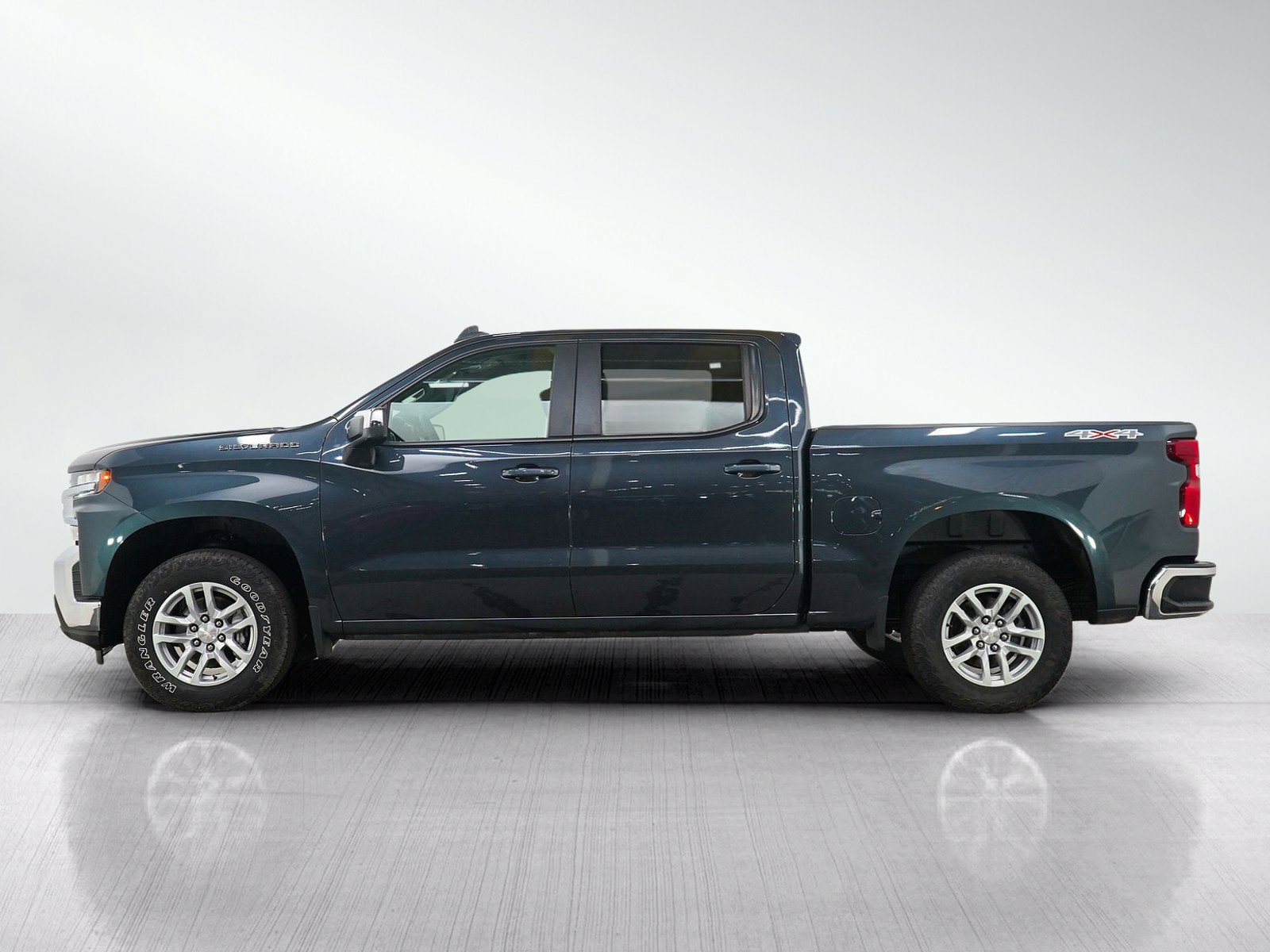 Used 2022 Chevrolet Silverado 1500 LT AWD/4WD image 2
