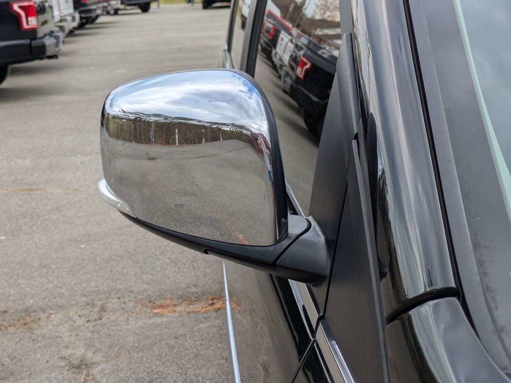 Used 2013 Chrysler Town & Country Limited w/ Luxury Group FWD image 11