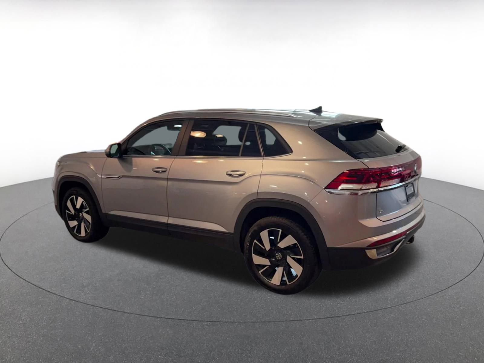 Used 2025 Volkswagen Atlas Cross Sport SE image 11