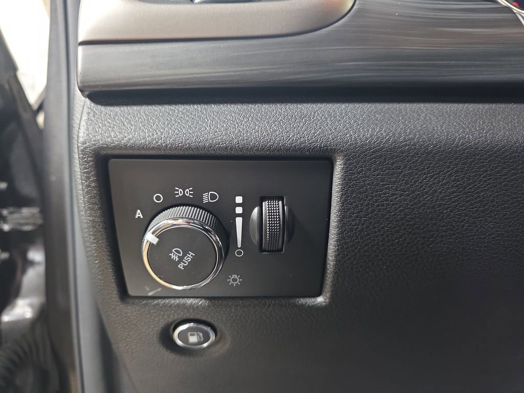 Used 2019 Jeep Grand Cherokee Laredo AWD/4WD image 23