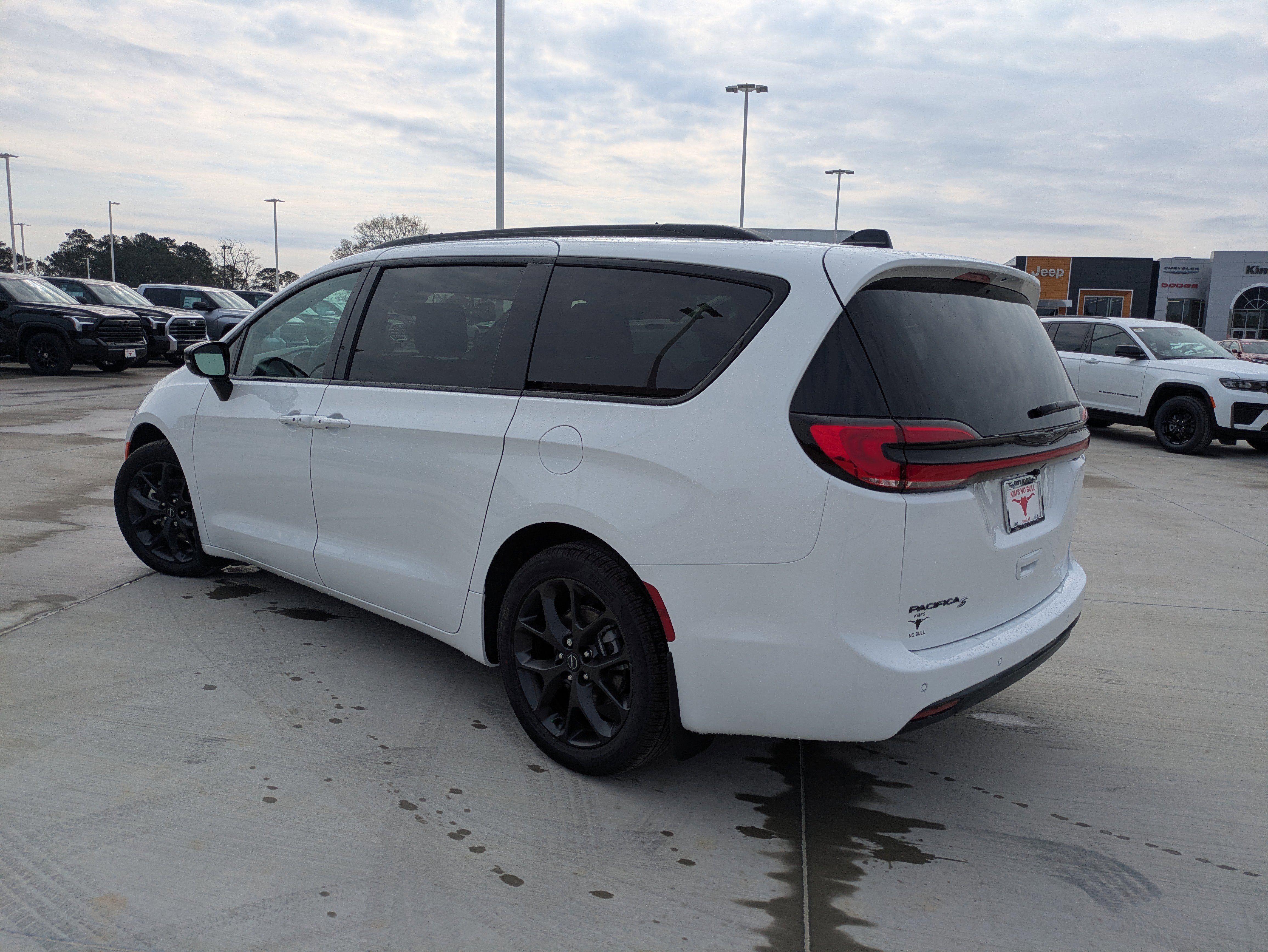 New 2026 Chrysler Pacifica Select w/ S Appearance Package image 5