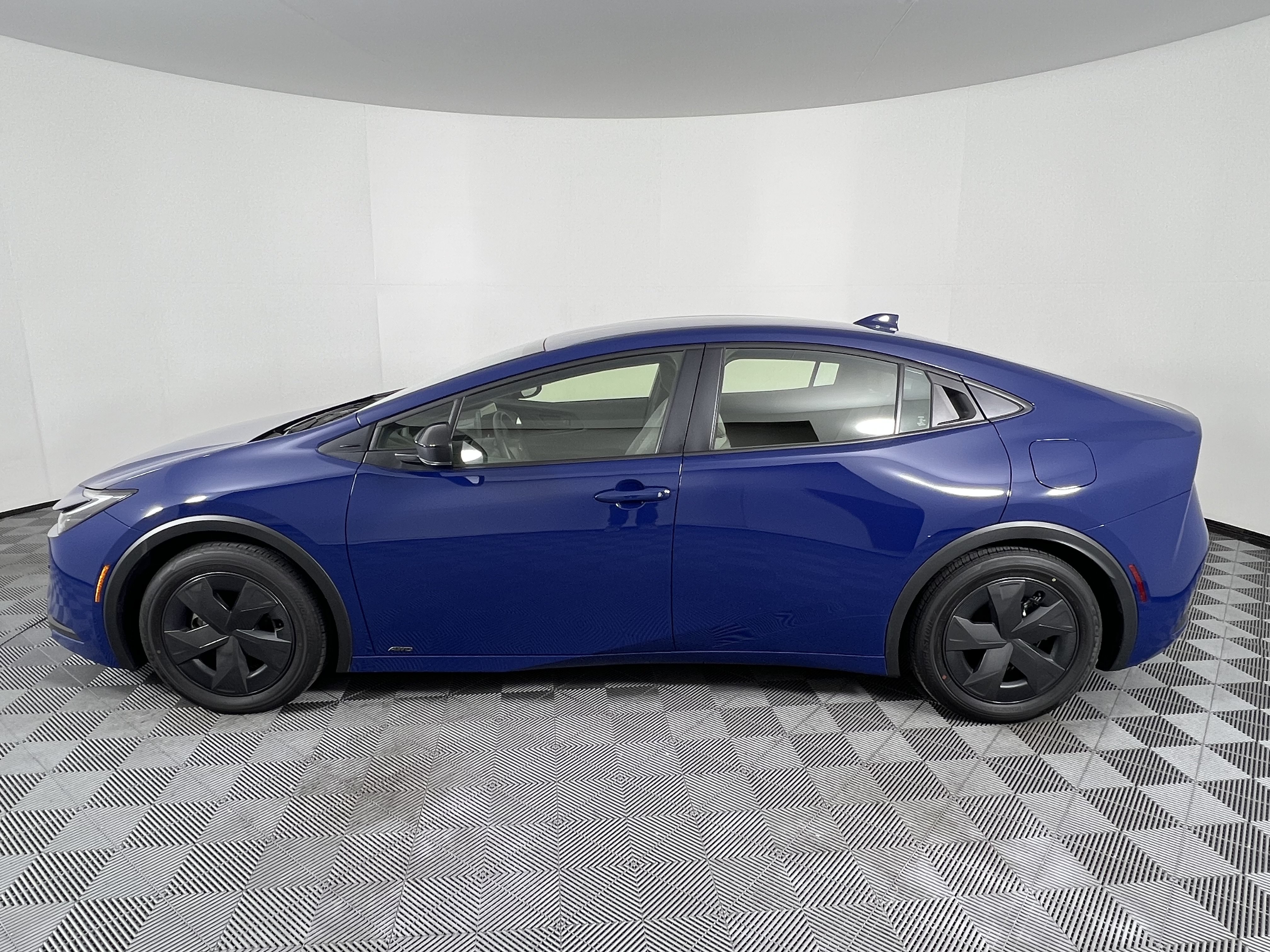 Used 2025 Toyota Prius LE AWD/4WD image 9