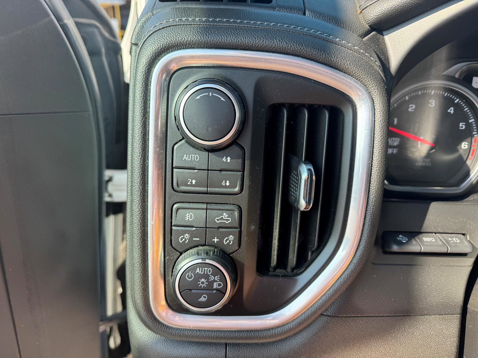 Used 2019 Chevrolet Silverado 1500 LTZ image 17