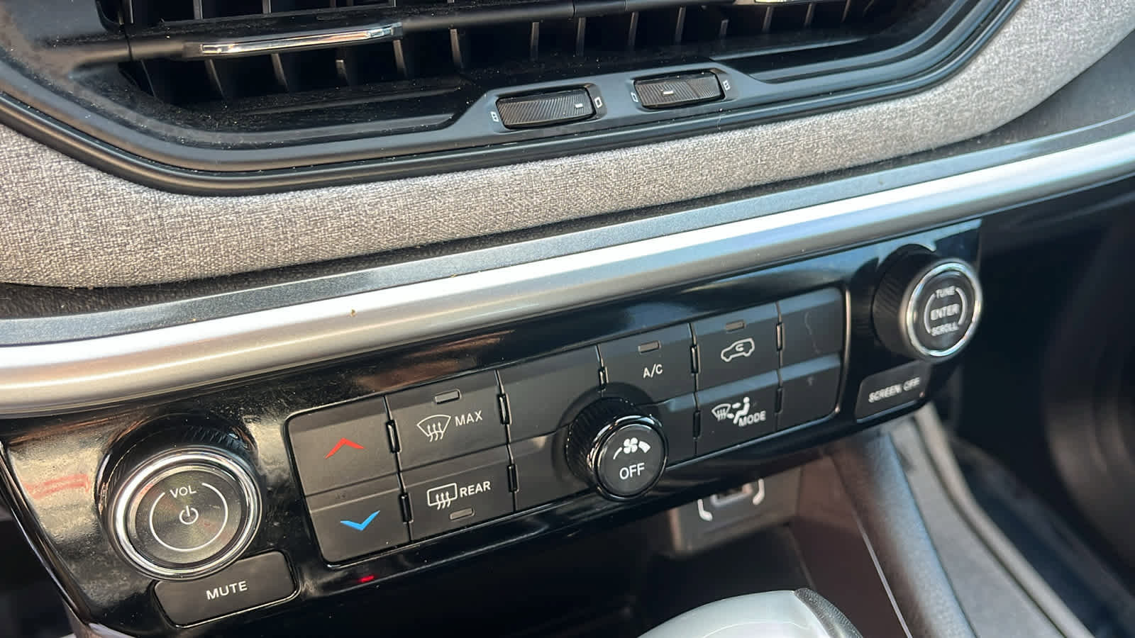 Used 2024 Jeep Compass Latitude image 21