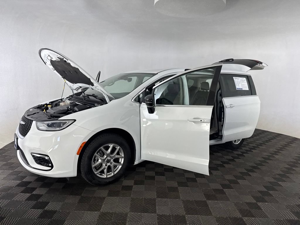 Used 2024 Chrysler Pacifica Touring-L FWD image 11