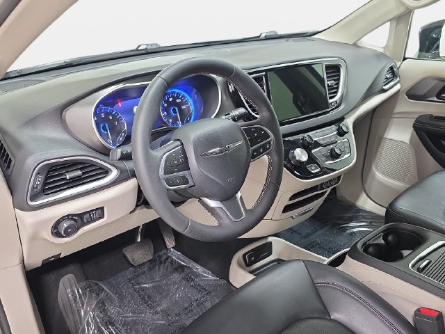 Used 2024 Chrysler Pacifica Touring-L FWD image 16
