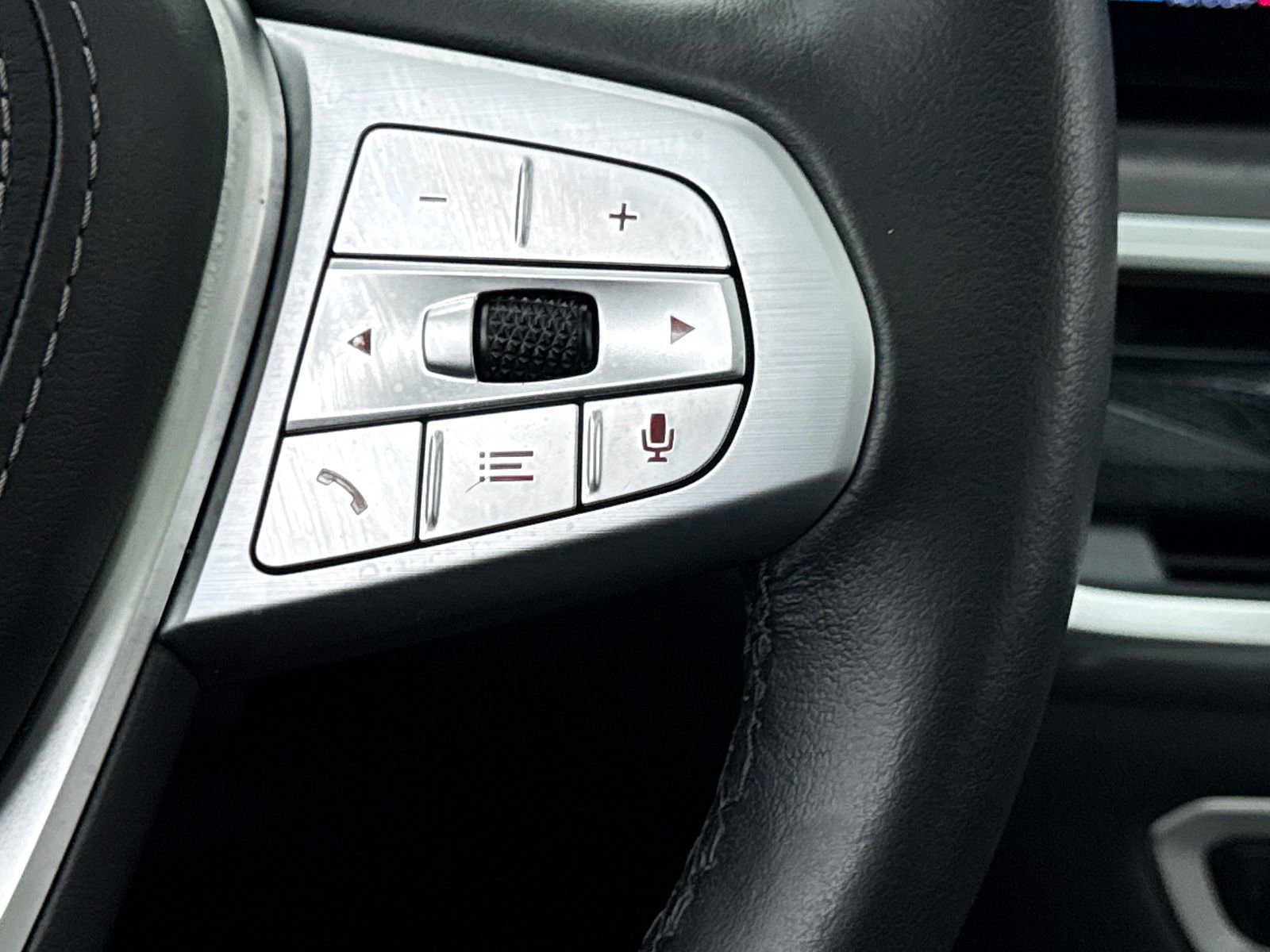 Used 2024 BMW X7 xDrive40i w/ Premium Package image 38