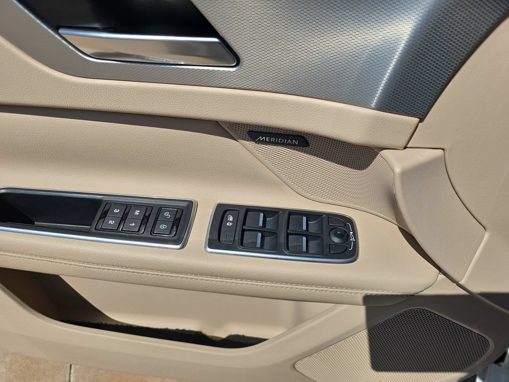 Used 2017 Jaguar XF Prestige RWD image 28