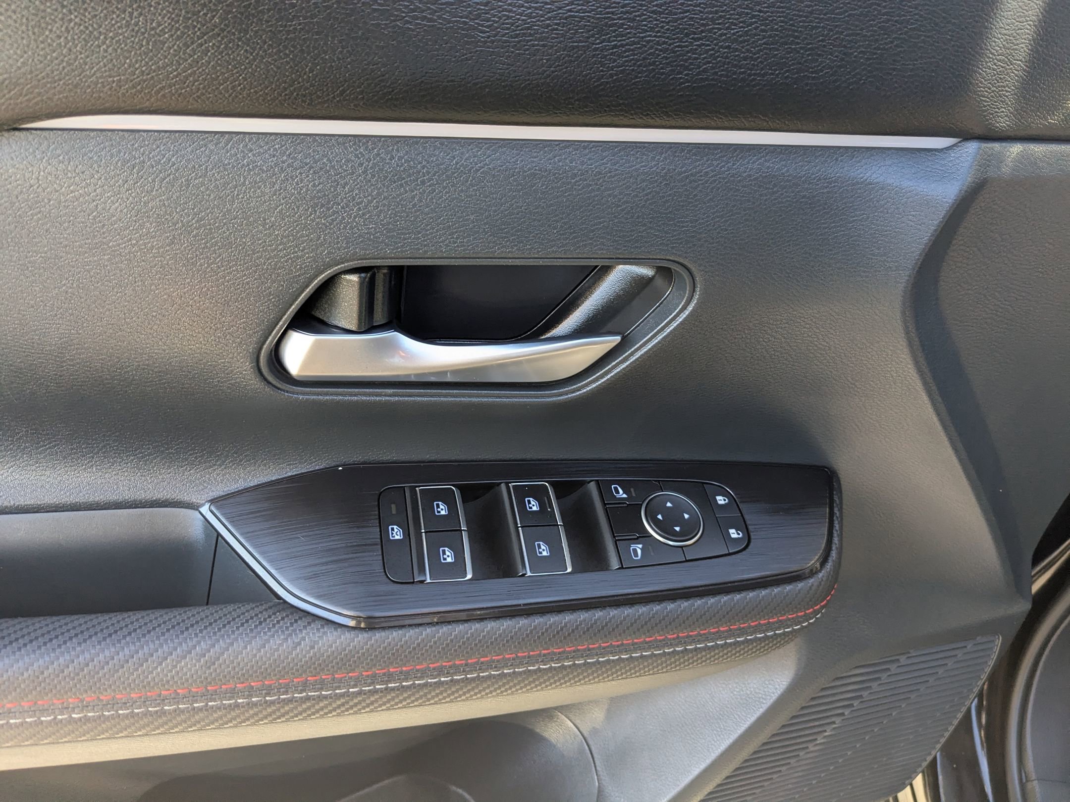 Used 2025 Nissan Kicks SR w/ Illumination Package image 12