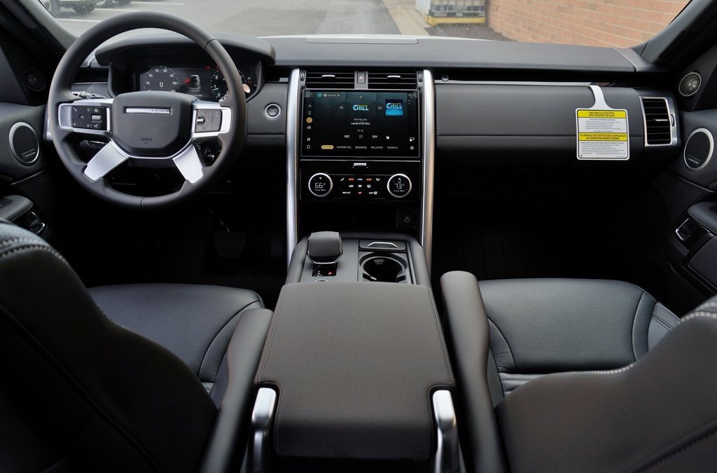 New 2025 Land Rover Discovery S image 10