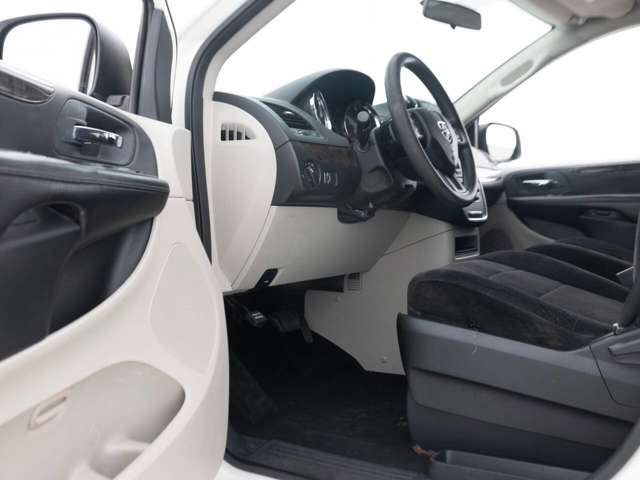 Used 2011 Dodge Grand Caravan Express FWD image 26