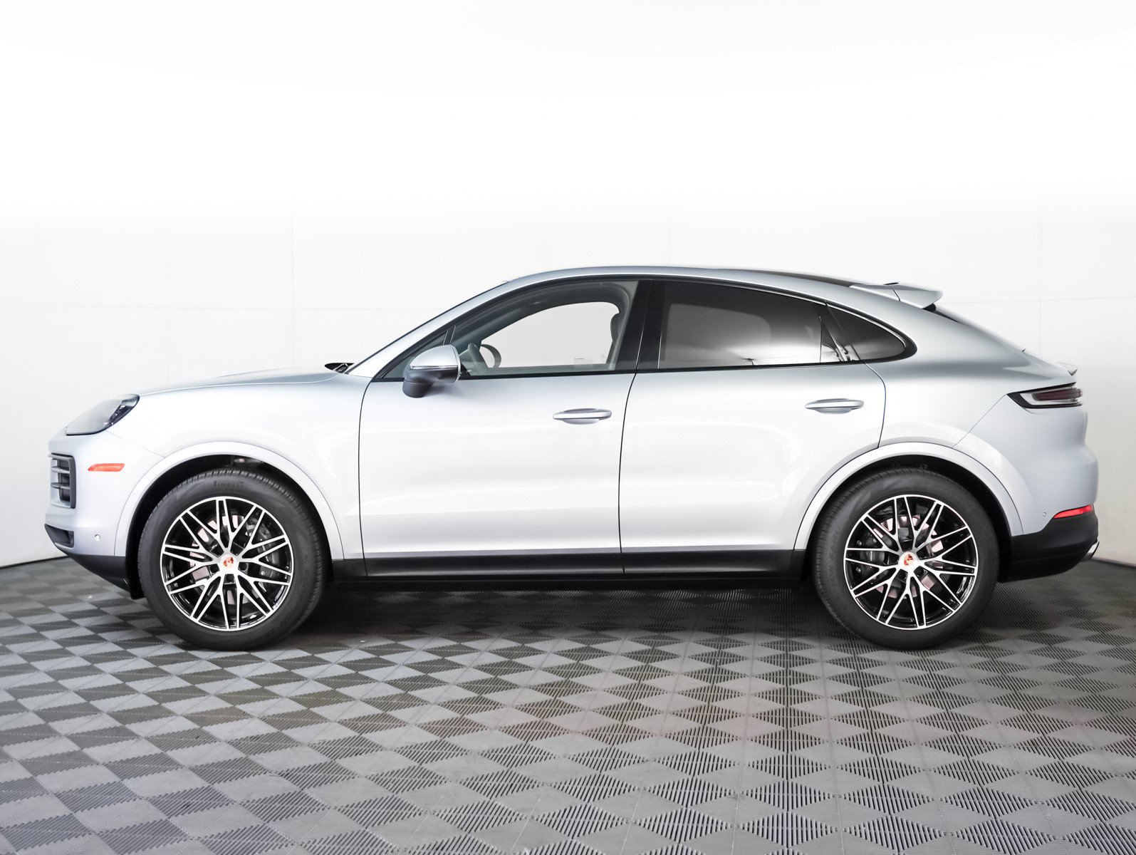 Used 2025 Porsche Cayenne Coupe image 2
