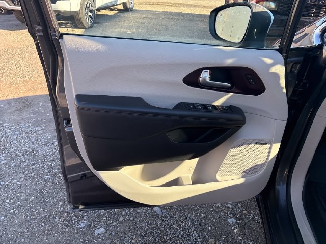 Used 2017 Chrysler Pacifica Limited FWD image 7