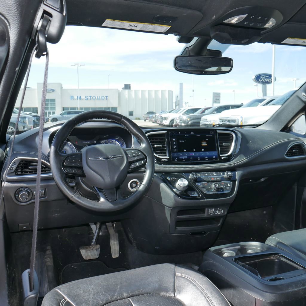 Used 2021 Chrysler Pacifica Touring-L w/ S Appearance Package FWD image 2