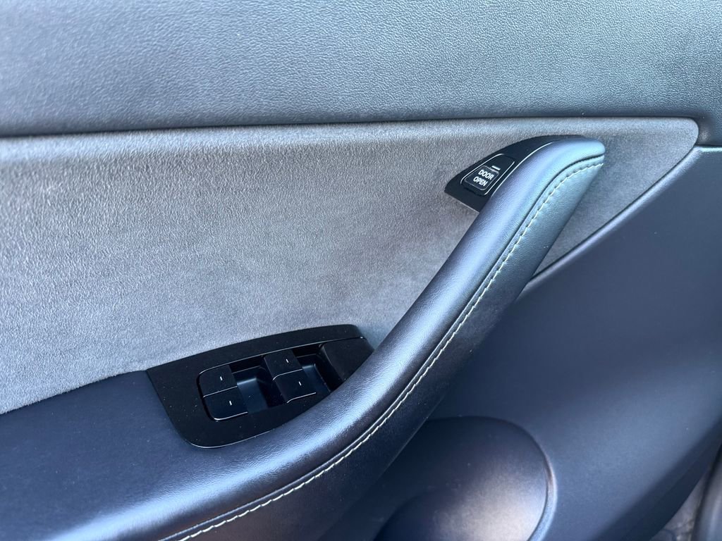 Used 2020 Tesla Model Y Long Range image 40