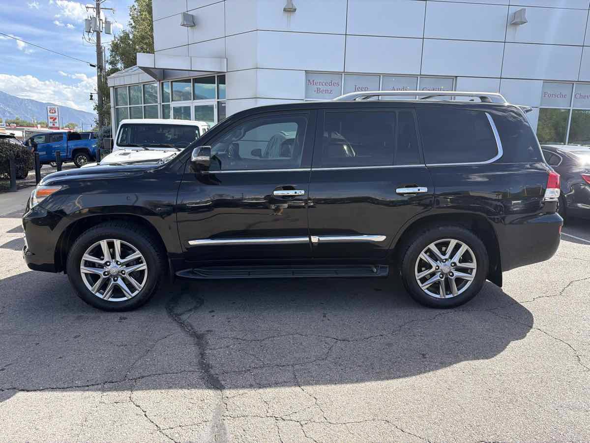 Used 2013 Lexus LX 570 4WD w/ Luxury Pkg image 2