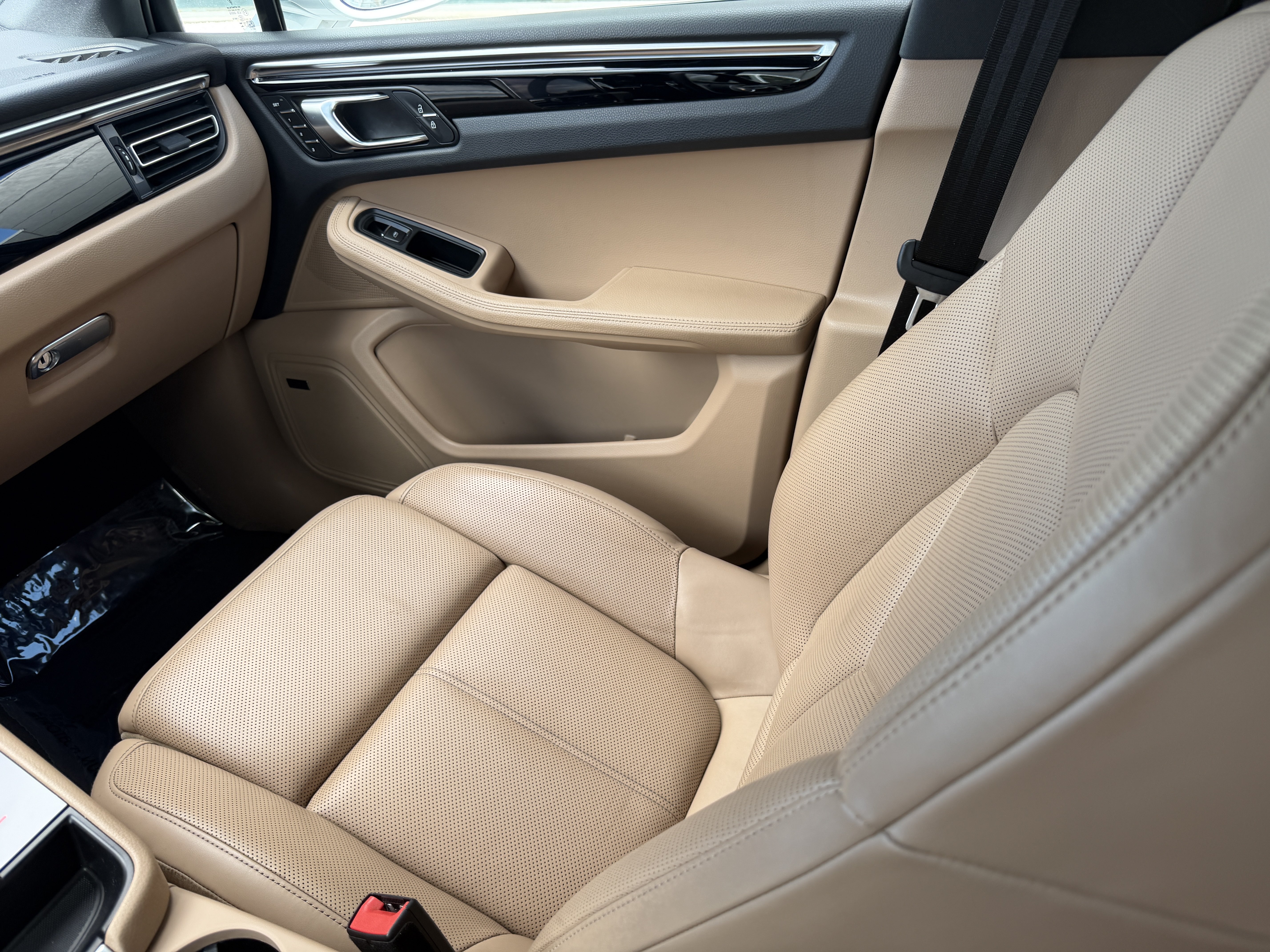 Certified 2024 Porsche Macan AWD/4WD image 18