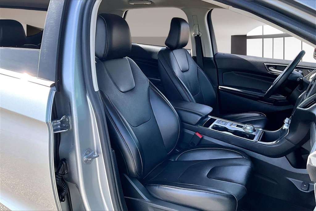 Used 2022 Ford Edge Titanium w/ Equipment Group 301A image 7