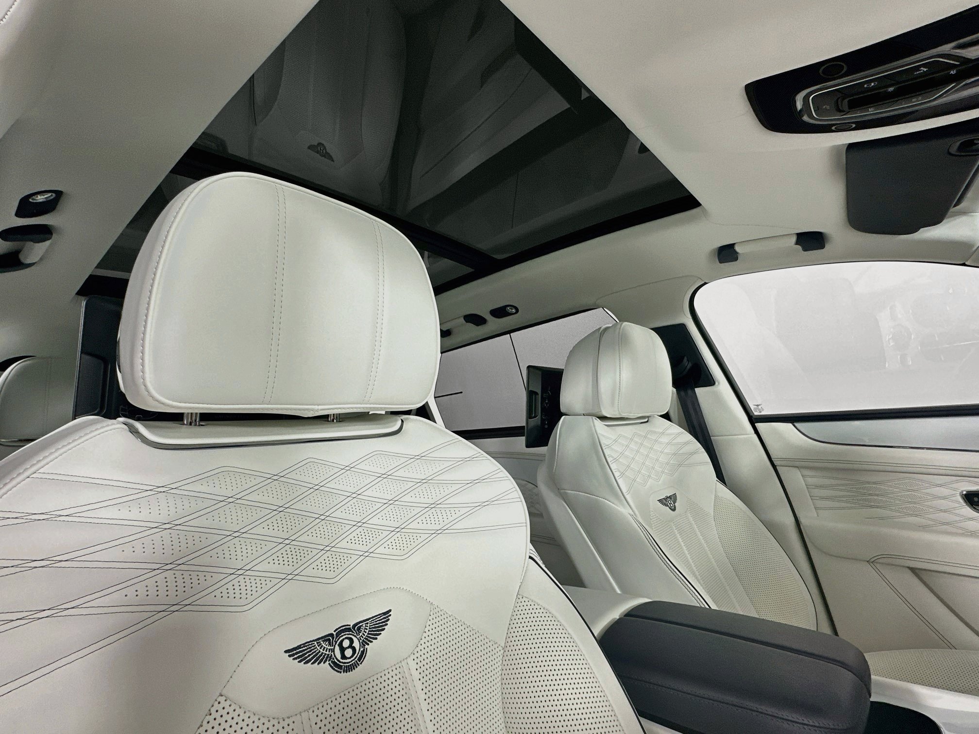 Certified 2023 Bentley Bentayga Extended Wheelbase AWD/4WD image 21