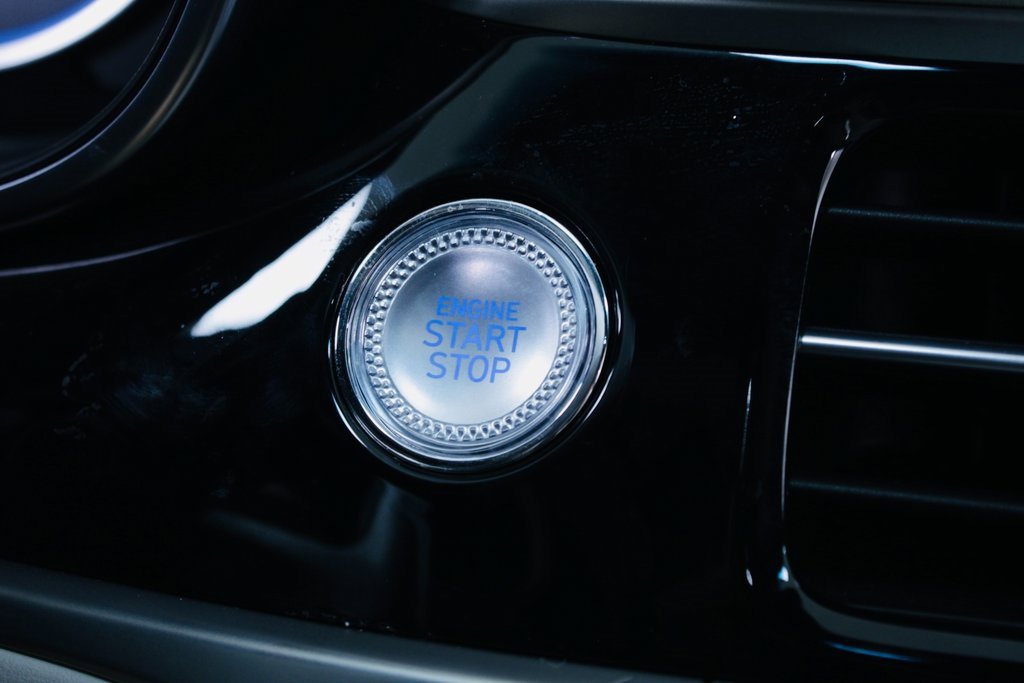 Used 2025 Genesis G70 2.5T image 16