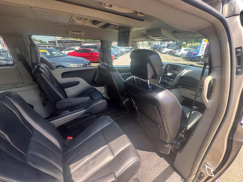 Used 2014 Chrysler Town & Country Touring FWD image 22