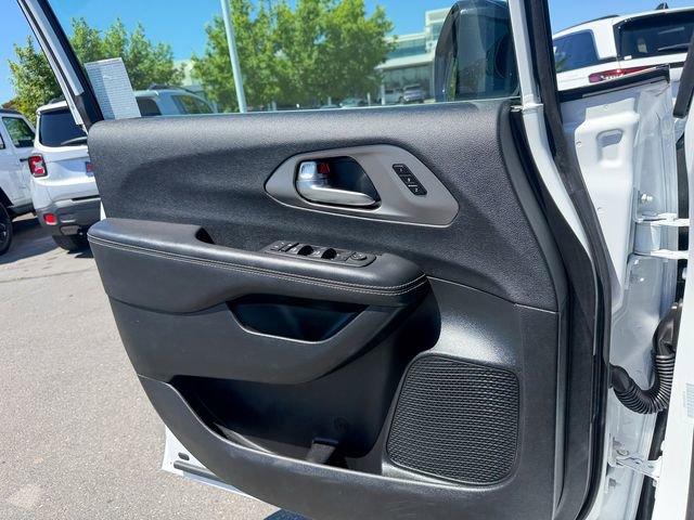 Used 2025 Chrysler Pacifica Select FWD image 13